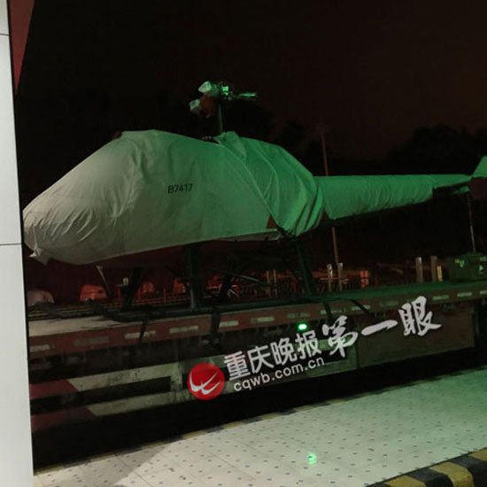“任性”直升機“開”上高速 結(jié)果在收費站被卡住