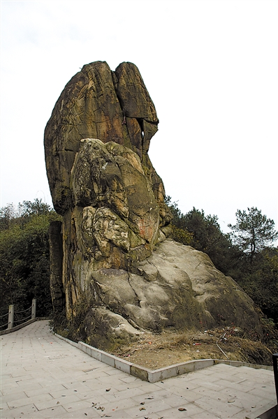 重慶第一關(guān)青木關(guān)旁坡坡上 藏著一個(gè)7000萬歲的石老翁