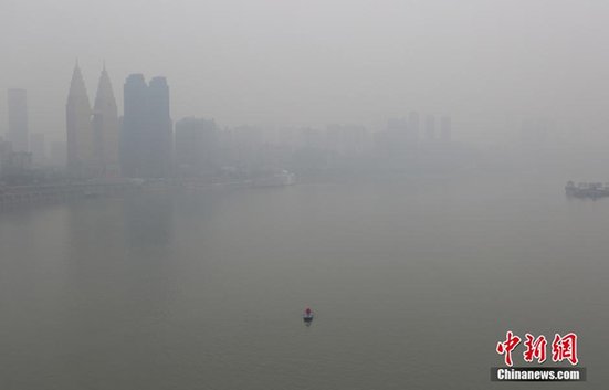 重慶遭遇霧霾天 遠(yuǎn)處城市被“深埋”