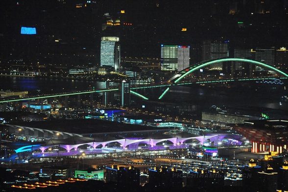 世博會(huì)開(kāi)幕在即 空中體驗(yàn)夜上海