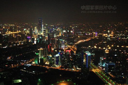 世博會(huì)開幕在即 空中體驗(yàn)夜上海