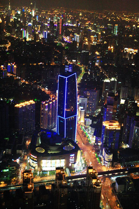 世博會(huì)開(kāi)幕在即 空中體驗(yàn)夜上海