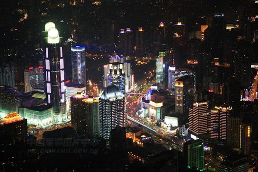 世博會(huì)開幕在即 空中體驗(yàn)夜上海
