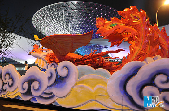 世博會(huì)巡游彩車進(jìn)行最后一次帶妝彩排