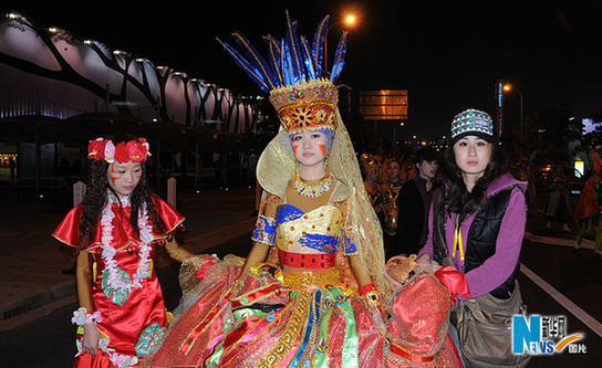 世博會巡游彩車進(jìn)行最后一次帶妝彩排