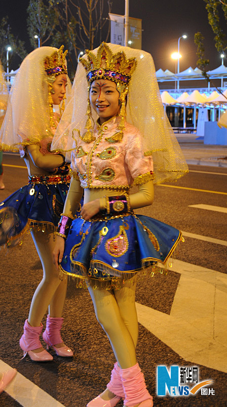世博會巡游彩車進(jìn)行最后一次帶妝彩排