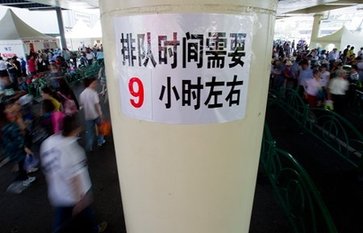 沙特館排隊長達(dá)4000米 究竟為何讓游客癡迷？