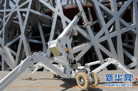 價(jià)值400萬元 長臂“蜘蛛車”清洗鳥巢(圖)