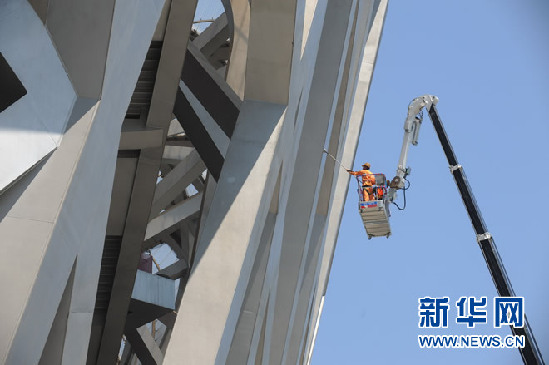 價(jià)值400萬元 長(zhǎng)臂“蜘蛛車”清洗鳥巢(圖)