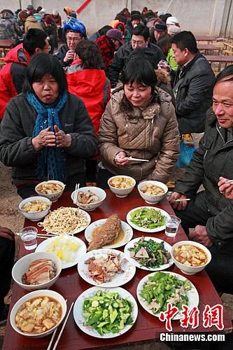 河南濮陽萬人同吃一鍋飯 共祭始祖舜帝（圖）
