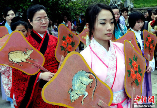 福建漢服愛(ài)好者依傳統(tǒng)禮儀舉行花朝節(jié)民俗活動(dòng)