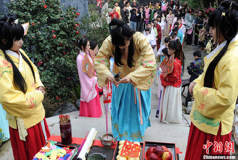 福建漢服愛好者依傳統(tǒng)禮儀舉行花朝節(jié)民俗活動