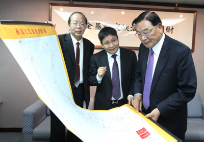 臺(tái)灣?；鶗?huì)董事長(zhǎng)江丙坤會(huì)見(jiàn)福建省江氏委員會(huì)會(huì)長(zhǎng)江東廷