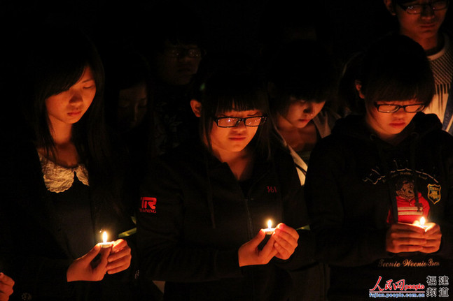 福州高校為雅安祈福：“四川雄起！雅安不哭！”