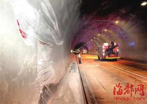福州繞城高速上油罐車(chē)撞上隧道壁 過(guò)往司機(jī)棄車(chē)而逃