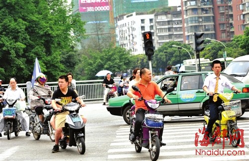 福州不少市民理直氣壯闖紅燈：等警察罰款再說(shuō)(組圖)