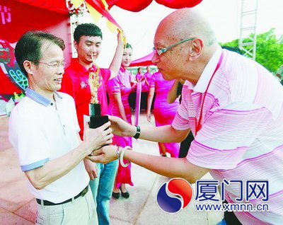 巔峰對決“黑馬”奪冠 海峽兩岸龍舟賽圓滿落幕