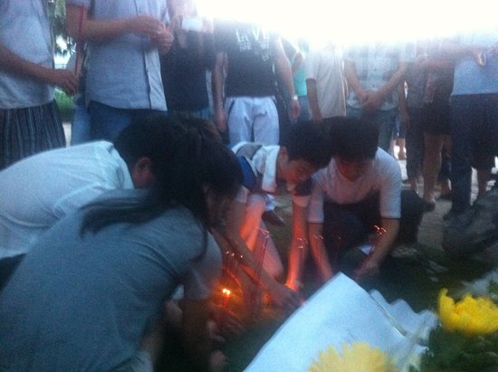 廈門市民前往事發(fā)地自發(fā)哀悼 8學(xué)生仍失蹤