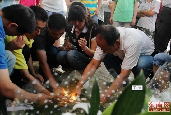 廈門市民前往事發(fā)地自發(fā)哀悼 8學(xué)生仍失蹤