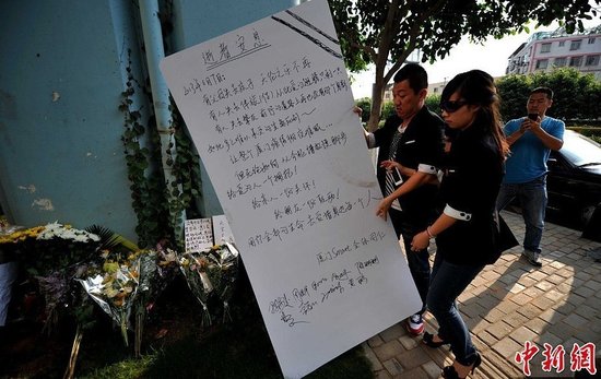廈門市民前往事發(fā)地自發(fā)哀悼 8學(xué)生仍失蹤