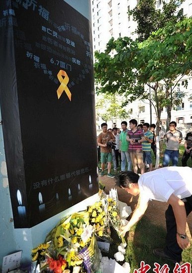 廈門市民前往事發(fā)地自發(fā)哀悼 8學(xué)生仍失蹤