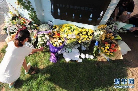廈門市民前往事發(fā)地自發(fā)哀悼 8學(xué)生仍失蹤