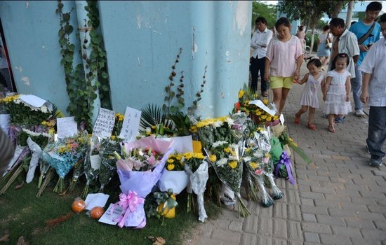 廈門市民前往事發(fā)地自發(fā)哀悼 8學(xué)生仍失蹤