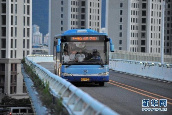 廈門市民前往事發(fā)地自發(fā)哀悼 8學(xué)生仍失蹤