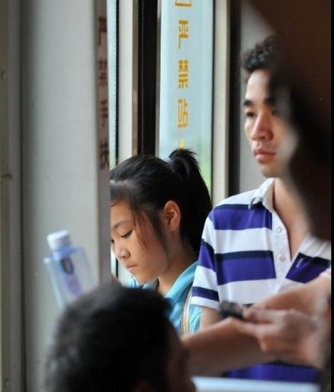 廈門市民前往事發(fā)地自發(fā)哀悼 8學(xué)生仍失蹤
