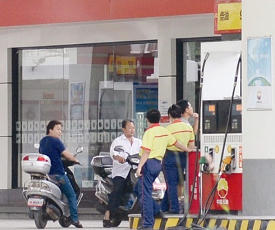 廈買罐裝汽油須實(shí)名制 無牌無證摩托車禁加汽油