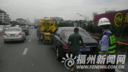 司機(jī)棄車買油　豪車拖車將堵路的豪車拖離