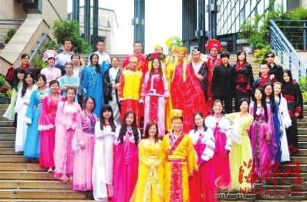 青春的瘋狂：福州大學(xué)拍最復(fù)古畢業(yè)照