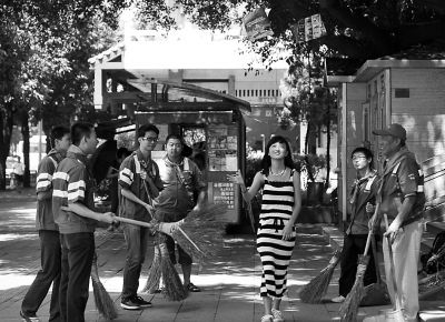 福州街頭“環(huán)?？扉W”演繹“黑客帝國” 抵制亂扔廣告單