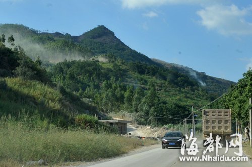 夜宿山頂迎重陽 突發(fā)山火村民自救火海逃生