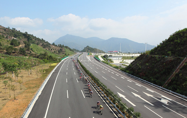 2013環(huán)福州·永泰自行車賽16日開(kāi)賽 選手暢騎福建最生態(tài)賽道