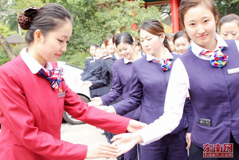 廈深鐵路即將開通 美麗“動(dòng)姐”練兵忙（組圖）