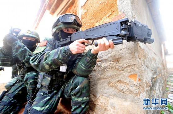 廈門武警特戰(zhàn)隊反恐實(shí)戰(zhàn)演練：拐角射擊槍驚艷(組圖)