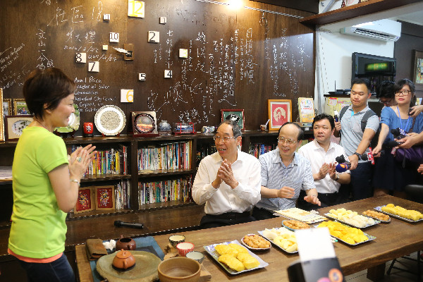 <BR>楊岳陪同尤權到臺北市文山區(qū)忠順社區(qū)進行基層居民交流