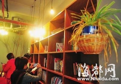 福州免費書吧躥紅受質(zhì)疑 已貼出“轉(zhuǎn)讓”告示