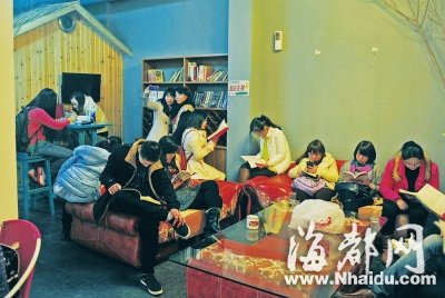福州免費書吧躥紅受質(zhì)疑 已貼出“轉(zhuǎn)讓”告示