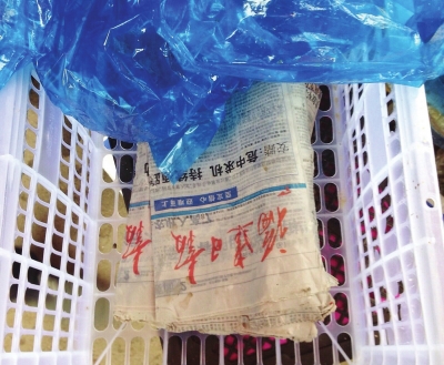 20斤重的水果箱墊了5斤濕報(bào)紙 商稱尚無法可依