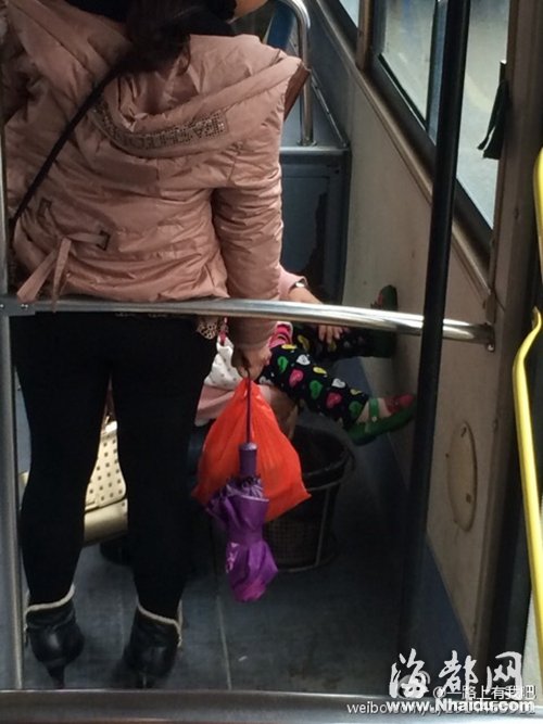 福州：母親為女兒把屎 把87路公交車當(dāng)公廁