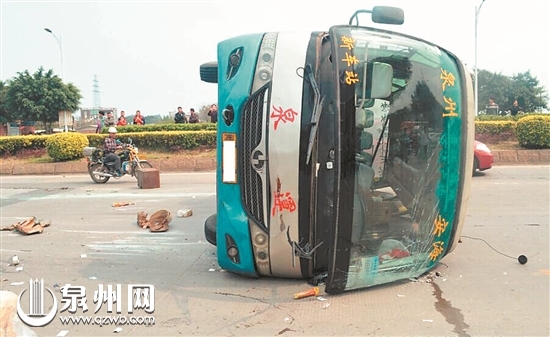 客車避閃前車側(cè)翻 4乘客受傷無大礙