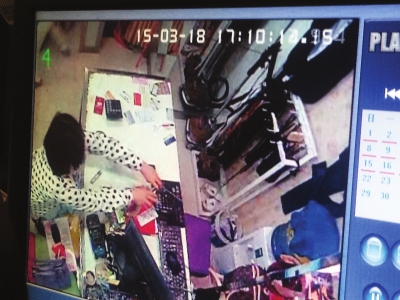 福州一孕婦偷手機被抓后坐地上撒潑 店主只得將其放走