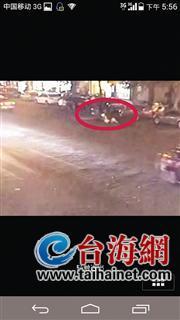 漳州鬧市現(xiàn)飛車搶奪事件 受害女子被拖行60多米