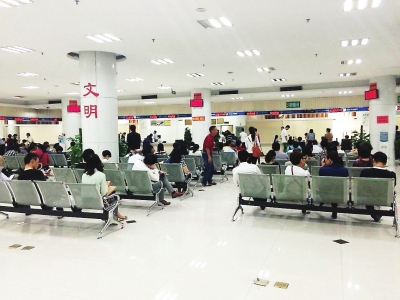 受樓市新政影響 福州市房地產(chǎn)交易中心現(xiàn)排隊潮