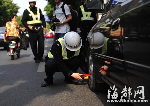 福州鼓樓鬧市道路亂停車 一小時(shí)36輛小車被抄告