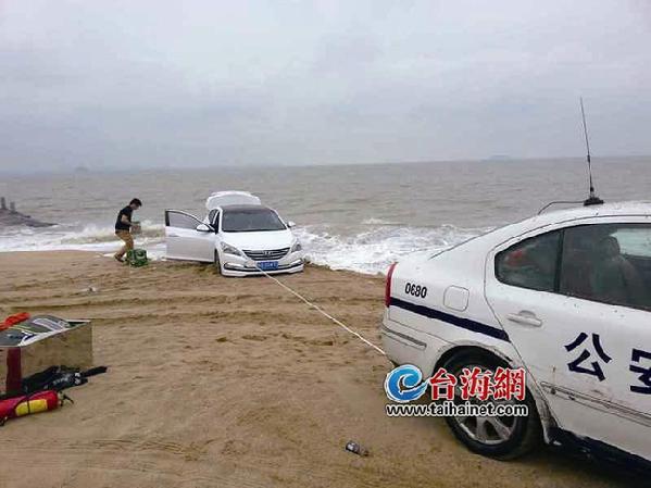 廈門一任性游客為看風(fēng)景開車進(jìn)沙灘 警車被