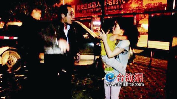 店面起火一家三口被困 躲進衛(wèi)生間等待救援