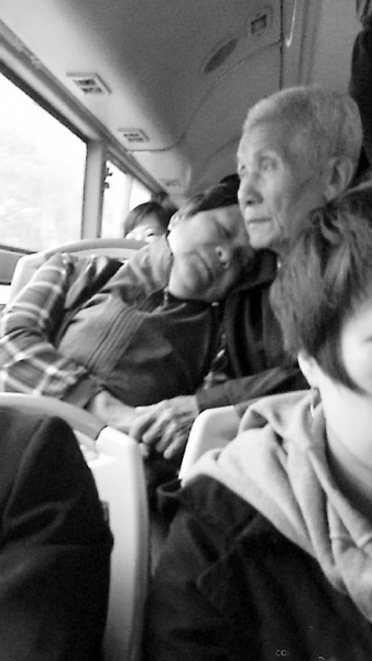 福州公交車上這對(duì)老人好甜蜜 網(wǎng)友：最浪漫的事